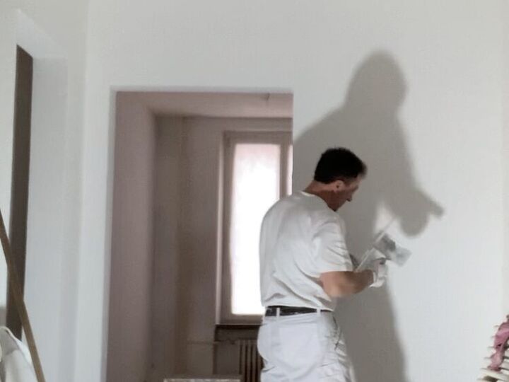 Putz wird an der Wand aufgetragen