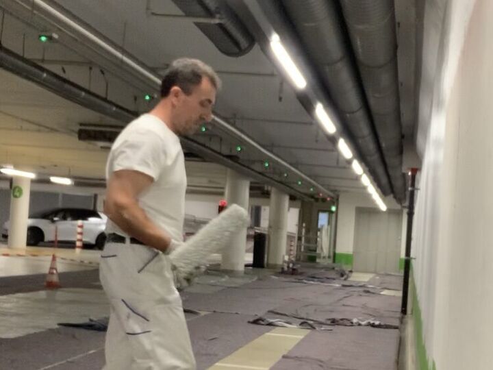 Wand in der Garage wird gestrichen