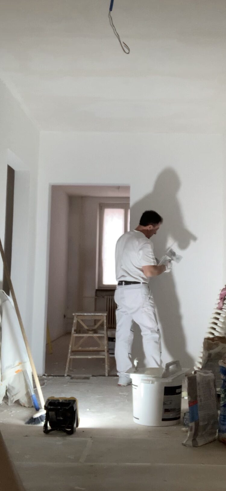 Putz wird an der Wand aufgetragen